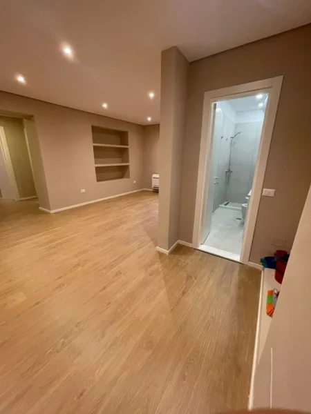 Tirane, jepet me qera apartament 2+1+Ballkon Kati 2, 95 m² 950 € (Rruga e Kavajes)