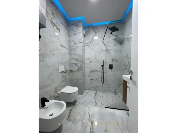 Tirane, jepet me qera apartament 2+1 Kati 1, 147 m² 1.400 € (QENDER)