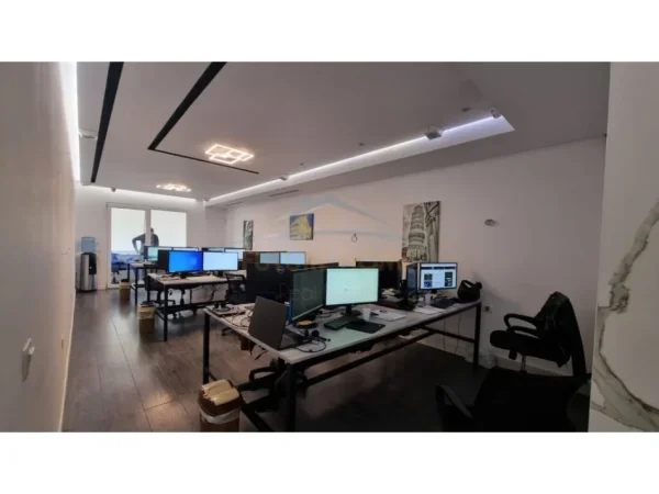 Tirane, jepet me qera ambjent biznesi Kati 6, 125 m² 1.900 € (Komuna e Parisit)