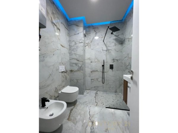 Tirane, jepet me qera apartament 2+1 Kati 1, 147 m² 1.400 € (Kafe flora)