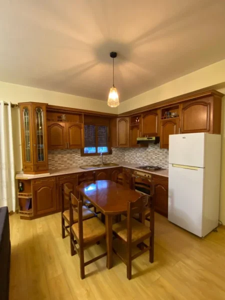 Tirane, jepet me qera apartament 2+1+Ballkon Kati 2, 80 m² 400 € (Astir)