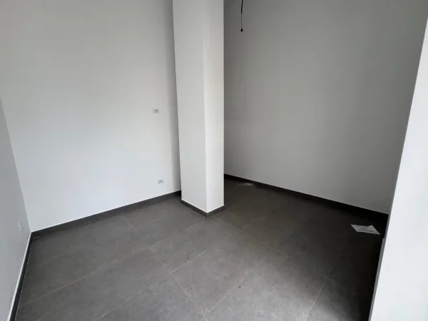 Tirane, jepet me qera ambjent biznesi Kati 0, 28 m² 500 € (Myslym Shyri)