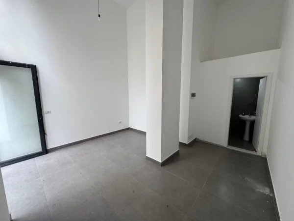 Tirane, jepet me qera ambjent biznesi Kati 0, 28 m² 500 € (Myslym Shyri)