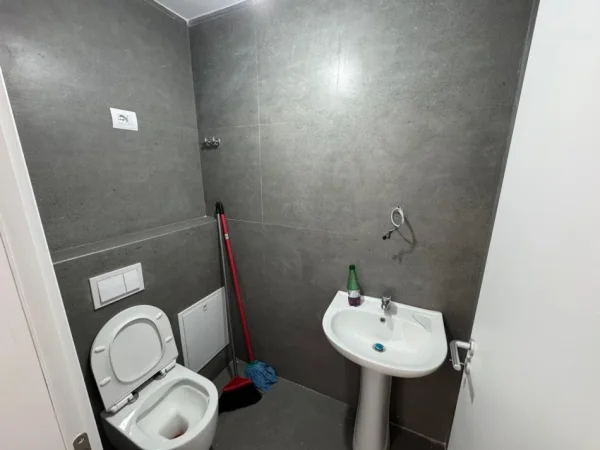 Tirane, jepet me qera ambjent biznesi Kati 0, 28 m² 500 € (Myslym Shyri)
