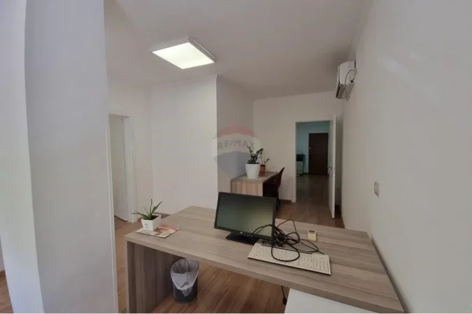 Tirane, jepet me qera zyre Kati 1, 70 m² 550 € (ZYRE PER QIRA TE KOMUNA E PARISIT!)