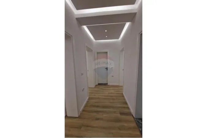 Tirane, jepet me qera zyre Kati 1, 70 m² 550 € (ZYRE PER QIRA TE KOMUNA E PARISIT!)