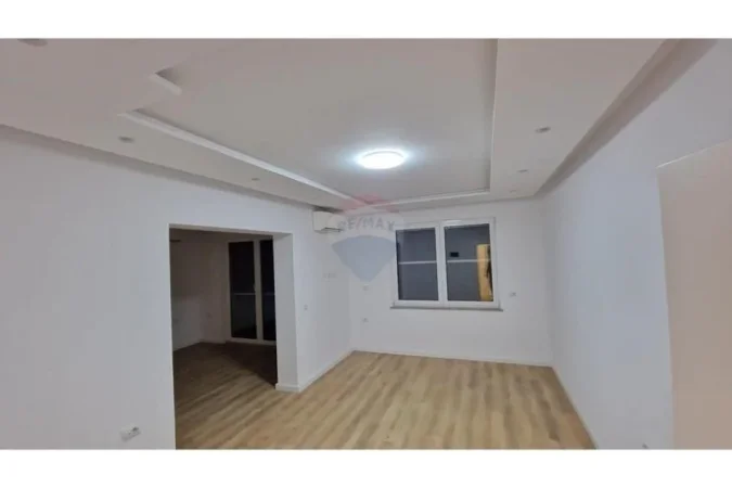 Tirane, jepet me qera zyre Kati 1, 70 m² 550 € (ZYRE PER QIRA TE KOMUNA E PARISIT!)