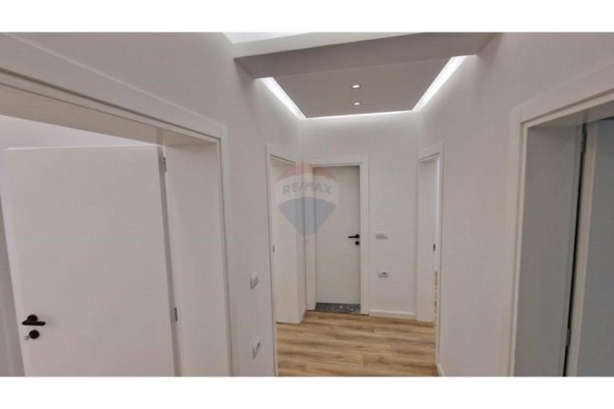 Tirane, jepet me qera zyre Kati 1, 70 m² 550 € (ZYRE PER QIRA TE KOMUNA E PARISIT!)