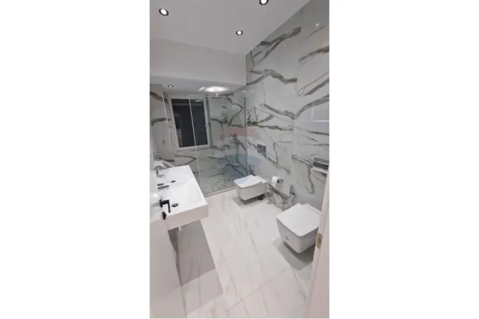 Tirane, jepet me qera zyre Kati 1, 70 m² 550 € (ZYRE PER QIRA TE KOMUNA E PARISIT!)