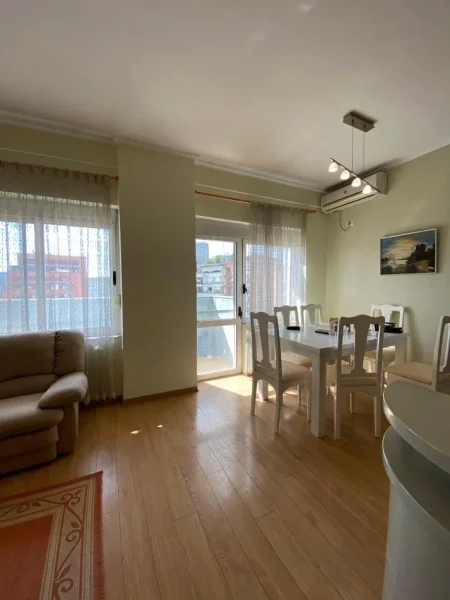 Tirane, jepet me qera apartament 2+1+2, Kati 7, 100 m² 750 € (PAZARI I RI, SHESHI AVNI RUSTEMI)