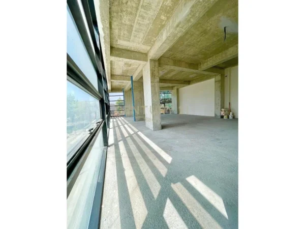 Tirane, shes ambjent biznesi , 170 m² 510.000 € (Rruga e Kavajës)