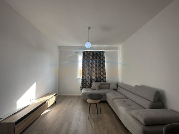 Tirane, jepet me qera apartament 2+1+Ballkon Kati 9, 107 m² 600 € (bulevardi migjeni yzberisht)