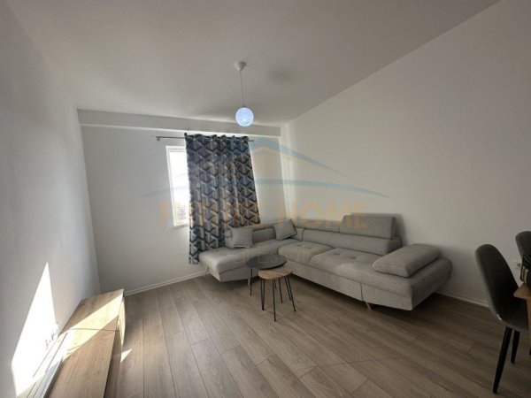 Tirane, jepet me qera apartament 2+1+Ballkon Kati 9, 107 m² 600 € (bulevardi migjeni yzberisht)