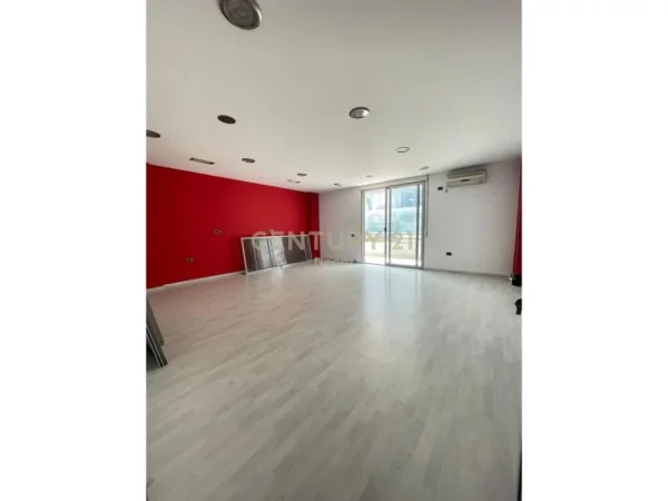 Tirane, jap me qera ambjent biznesi , 152 m² 1.000 € (Casa Italia)