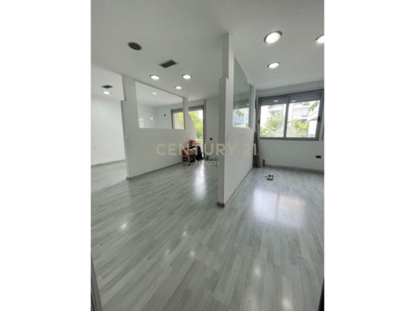 Tirane, jap me qera ambjent biznesi , 152 m² 1.000 € (Casa Italia)