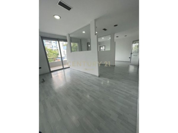 Tirane, jap me qera ambjent biznesi , 152 m² 1.000 € (Casa Italia)