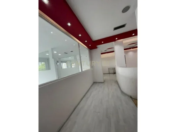 Tirane, jap me qera ambjent biznesi , 152 m² 1.000 € (Casa Italia)