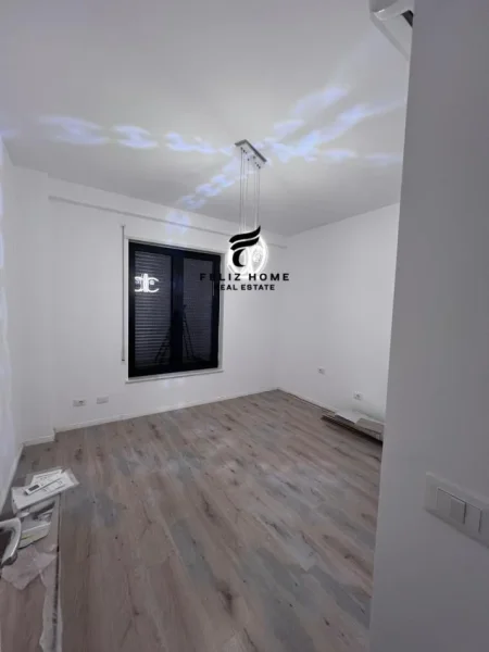 Tirane, jepet me qera apartament 2+1 Kati 4, 95 m² 600 € (STACIONI TRENIT)