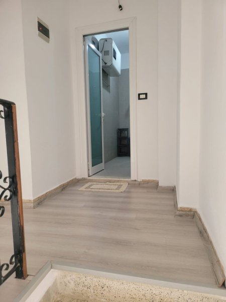 Tirane, jepet me qera shtepi 1+1 Kati 2, 160 m² 500 € (Materniteti i Ri)