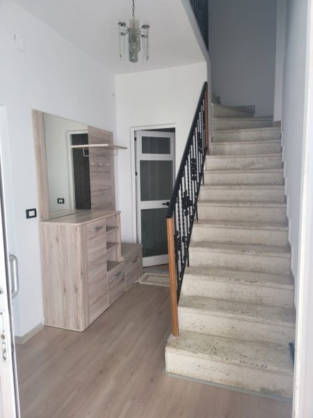 Tirane, jepet me qera shtepi 1+1 Kati 2, 160 m² 500 € (Materniteti i Ri)