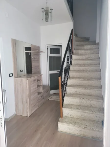 Tirane, jepet me qera shtepi 1+1 Kati 2, 160 m² 500 € (Materniteti i Ri)
