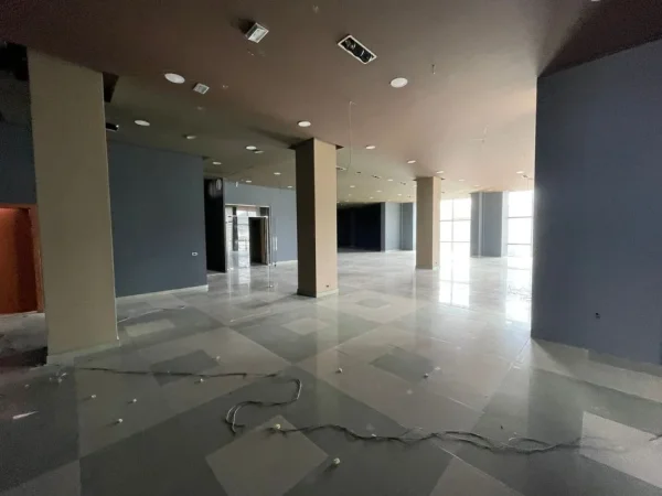 Tirane, jepet me qera ambjent biznesi Kati 3, 750 m² 2.600 € (Autostrade Tirane Durres)