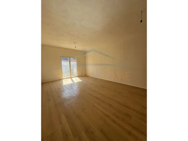 Tirane, jepet me qera zyre Kati 7, 77 m² 400 € (Sima Com)
