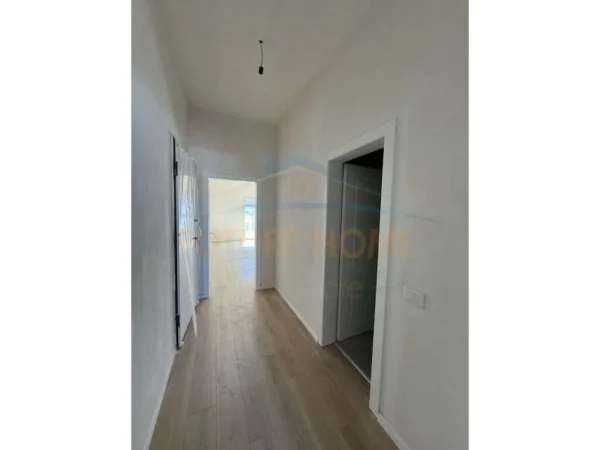 Tirane, jepet me qera zyre Kati 7, 77 m² 400 € (Sima Com)