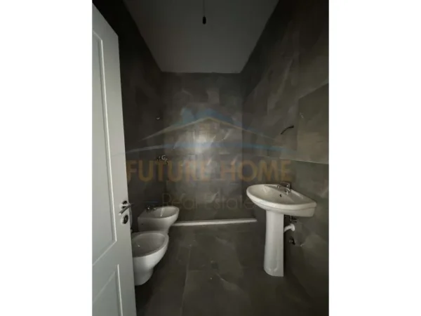 Tirane, jepet me qera zyre Kati 7, 77 m² 400 € (Sima Com)