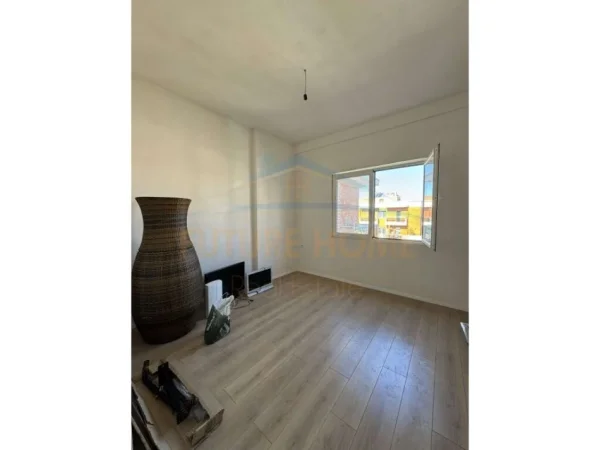 Tirane, jepet me qera zyre Kati 7, 77 m² 400 € (Sima Com)