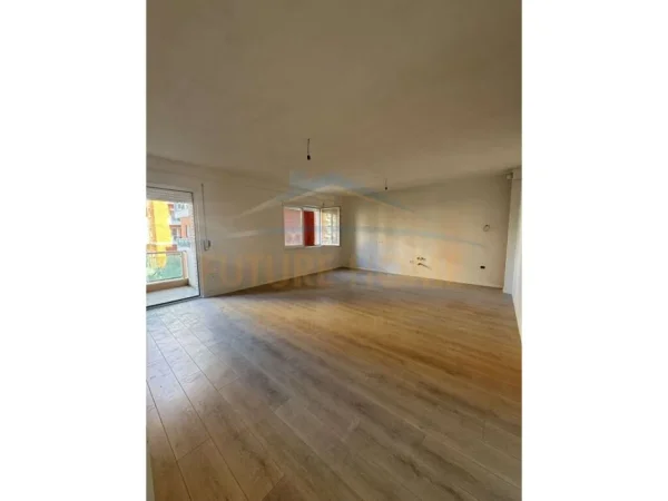 Tirane, jepet me qera zyre !! Mundesi zgjedhje ne kate!!, 122 m² 550 € (Sima Com)