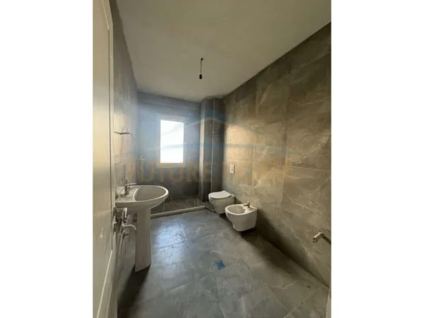 Tirane, jepet me qera zyre !! Mundesi zgjedhje ne kate!!, 122 m² 550 € (Sima Com)