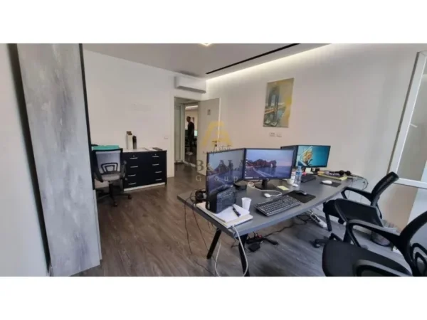 Tirane, jepet me qera ambjent biznesi , 130 m² 1.500 € (Komuna e Parisit)