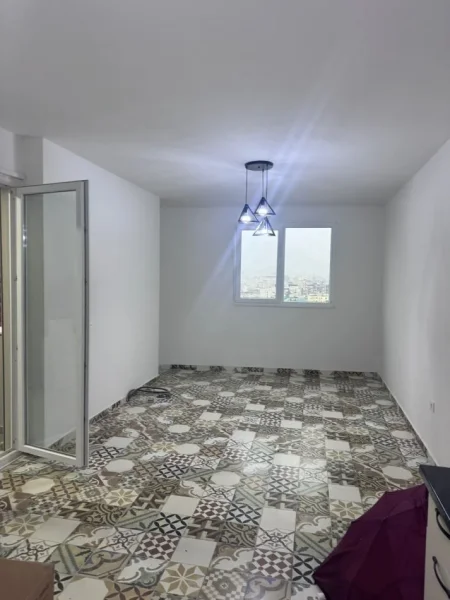 Tirane, jepet me qera apartament 1+1+Ballkon Kati 11, 60 m² 350 € (Yzberisht perballe Spitalit Amerikan 3.Kompleksi Tirana Golden Park)