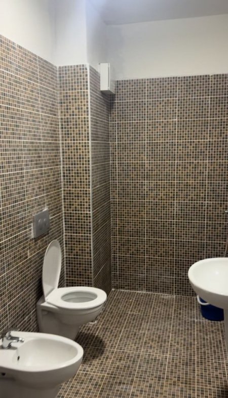 Tirane, jepet me qera apartament 1+1+Ballkon Kati 11, 60 m² 350 € (Yzberisht perballe Spitalit Amerikan 3.Kompleksi Tirana Golden Park)