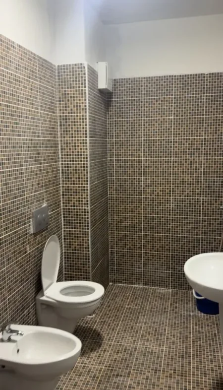 Tirane, jepet me qera apartament 1+1+Ballkon Kati 11, 60 m² 350 € (Yzberisht perballe Spitalit Amerikan 3.Kompleksi Tirana Golden Park)