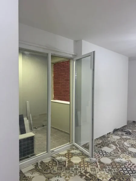 Tirane, jepet me qera apartament 1+1+Ballkon Kati 11, 60 m² 350 € (Yzberisht perballe Spitalit Amerikan 3.Kompleksi Tirana Golden Park)