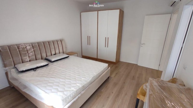 Tirane, jepet me qera apartament 3+1 Kati 6, 130 m² 1.000 € (porcelan)
