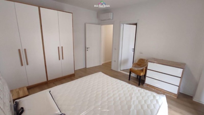 Tirane, jepet me qera apartament 3+1 Kati 6, 130 m² 1.000 € (porcelan)