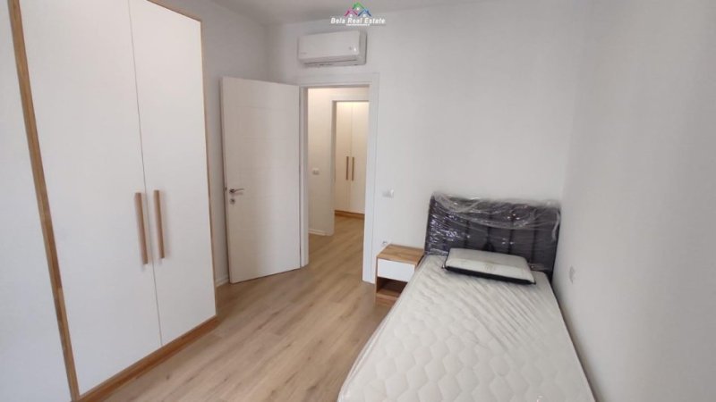 Tirane, jepet me qera apartament 3+1 Kati 6, 130 m² 1.000 € (porcelan)