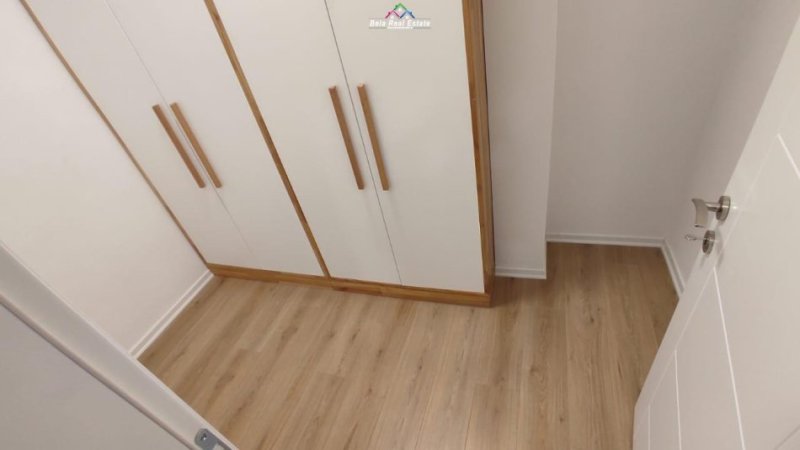 Tirane, jepet me qera apartament 3+1 Kati 6, 130 m² 1.000 € (porcelan)