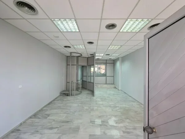 Tirane, jepet me qera dyqan Kati 0, 18 m² 750 € (tregu cam)
