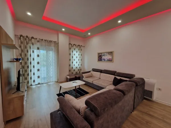 Tirane, jepet me qera apartament 2+1 Kati 1, 120 m² 700 € (Liqeni i Thate)