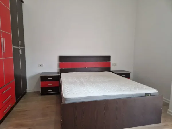 Tirane, jepet me qera apartament 2+1 Kati 1, 120 m² 700 € (Liqeni i Thate)