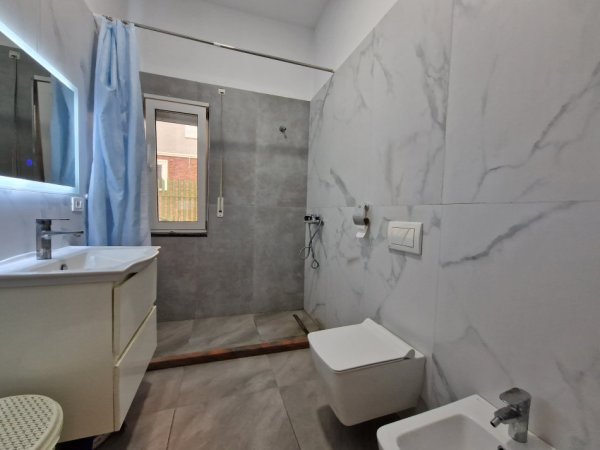 Tirane, jepet me qera apartament 2+1 Kati 1, 120 m² 700 € (Liqeni i Thate)
