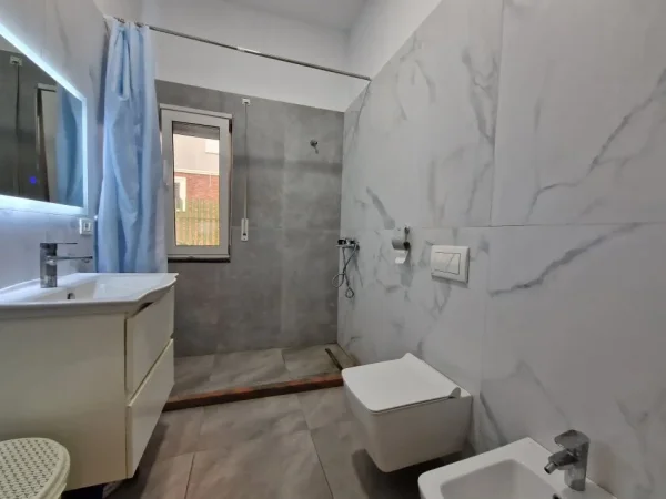 Tirane, jepet me qera apartament 2+1 Kati 1, 120 m² 700 € (Liqeni i Thate)