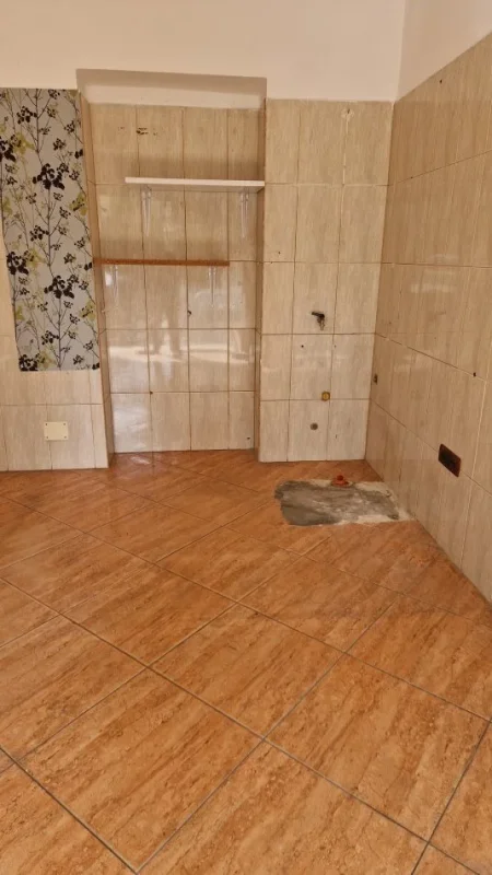 Tirane, jap me qera dyqan , 200€