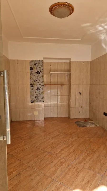 Tirane, jap me qera dyqan , 200€