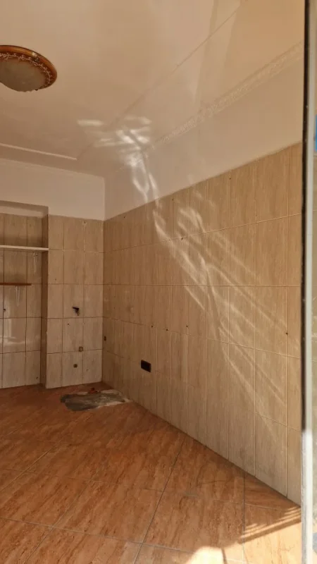 Tirane, jap me qera dyqan , 200€