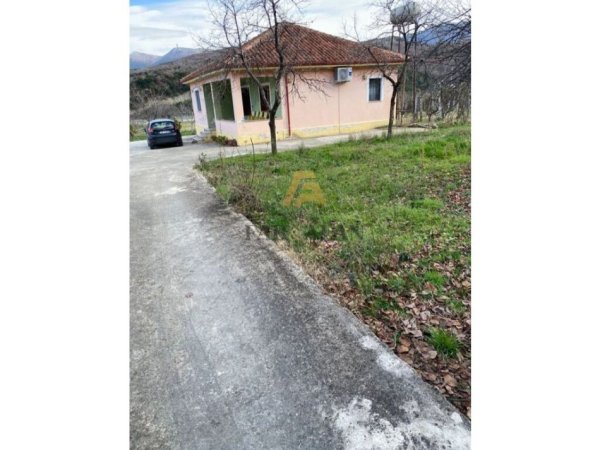 Tirane, shitet shtepi 1 Katshe , 1.800 m² 320.000 € (Berzhite)